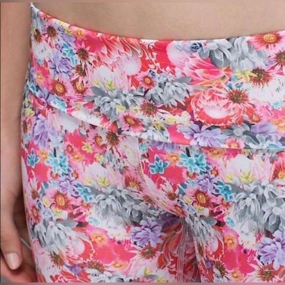 Lululemon Wunder Under Crop Legging in Flowabunga - Picture 3 of 6
